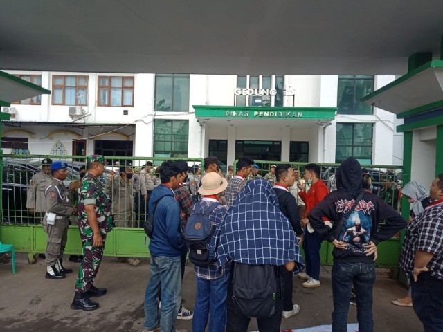 Babinsa Margahayu Bantu Pengamanan Dan Monitoring Kegiatan Unras Di Depan Kantor DBM dan BMSDA