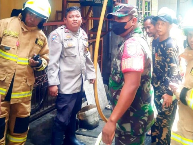 Sigapnya Babinsa Koramil 03/GP Serda Aditya Dan Tiga Pilar Palmerah Bantu Padamkan Kebakaran