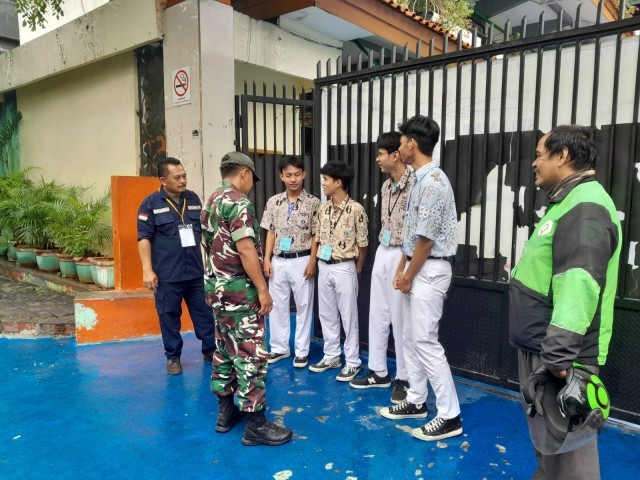 Babinsa Koramil 01/Tamansari Komsos Berikan Saran dan Himbauan pada Siswa SMAN 17 Jakarta