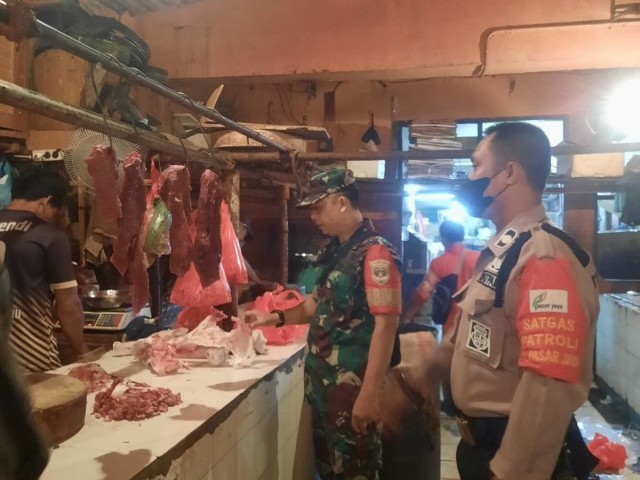 Pastikan Harga Bahan Pokok Stabil,Sertu Sadikin Monitoring Pasar Tradisional