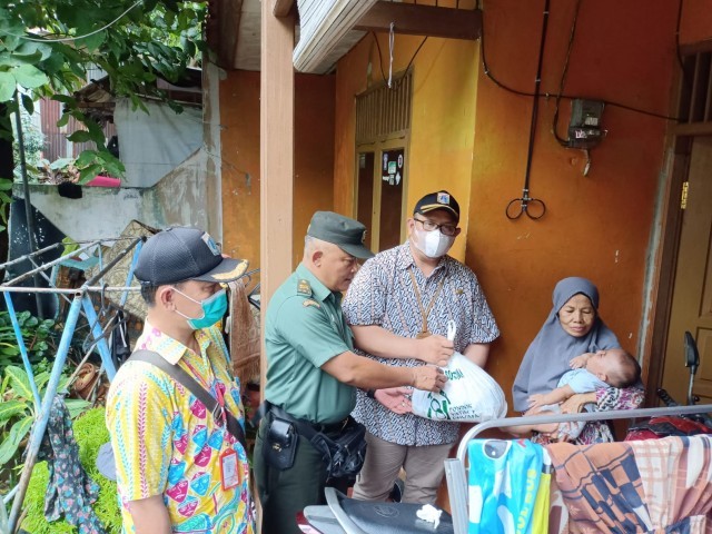 Dor To Dor, Babinsa Koramil 05/KJ Salurkan Bansos Stunting Untuk 10 Anak Balita