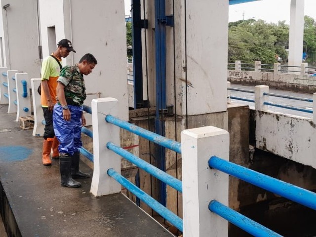 Intesitas Hujan Masih Tinggi Babinsa Koramil 05/ Cilincing Rajin Sambangi Pintu Air