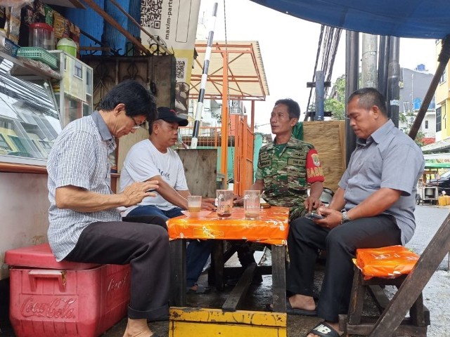 Jalin Silaturahmi, Babinsa Serda Nursan Komsos dengan Warga Binaan