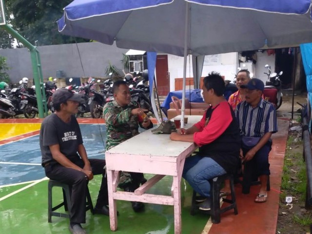 Cegah pencurian, babinsa Koramil 01/Tebet ingatkan warga melalui Komsos