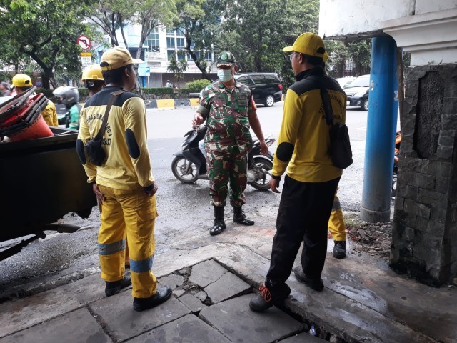 Usai Melaksanakan Pemantauan Harga Sembako, Serda Amramus Komsos dengan Petugas Bina Marga