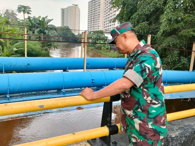 Personil Babinsa Koramil 05/KJ Peltu Ampa Uleng Monitoring Genangan Air di 7 Wilayah Kelurahan