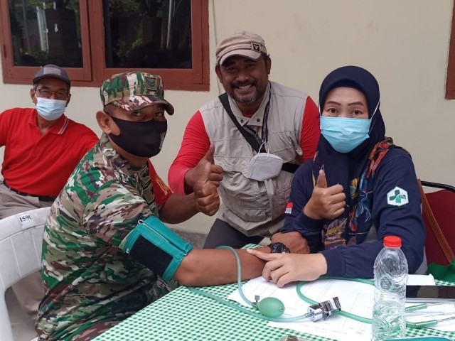 Babinsa Koramil 11/Pasar Kemis Monitoring Pelaksanaan Vaksinasi Booster 1 dan 2