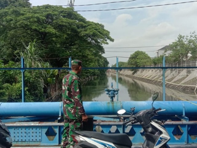 BABINSA KORAMIL 06/KD MENGECEK ALIRAN SUNGAI SEMONGGOL TEGAL ALUR KALIDERES JAKARTA BARAT