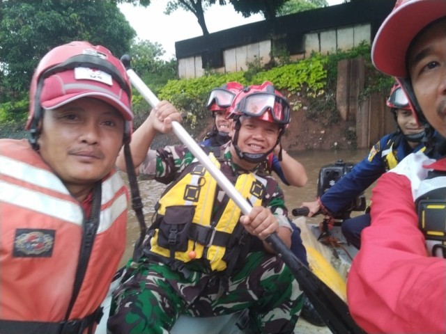 Koramil 07/KB Kodim 0503/JB turut hadir pada giat susur sungai dan penanaman pohon