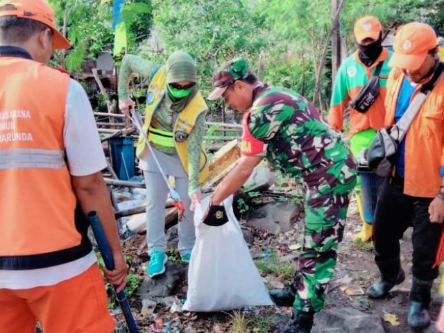 Semangat Gotong Royong Babinsa 05/Cilincing Bersama Warga Marunda Melaksanakan Kerja Bakti