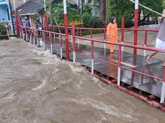 Cuaca Extrem Babinsa Kel. Cipinang Melayu Cek Ketinggian Arus Air Sungai