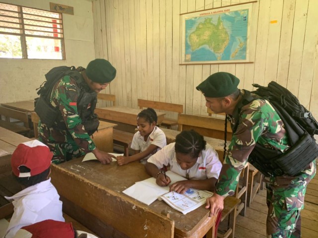 Bantu tingkatkan kecerdasan anak Bangsa, Personel Pos Makki Satgas Yonif Mekanis 203/AK mengajar di SD YPPGI Distrik Makki