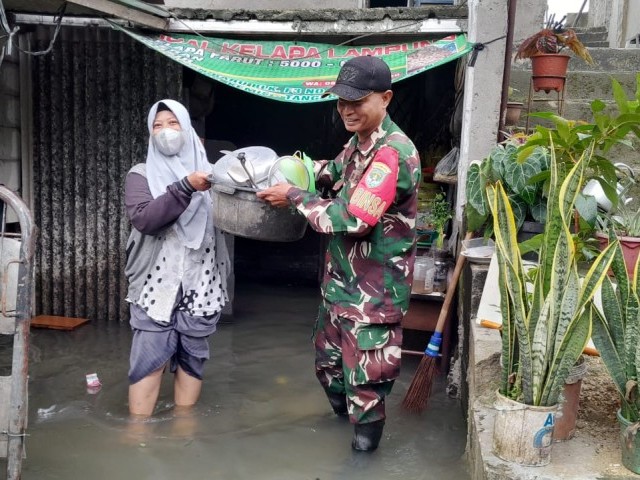 Tidak Peduli Basah, Personel Koramil 11/Pasar Kemis Evakuasi Warga Dan Intens Pantau Debit Air Kali Cirarab dan Danau Situ Gelam