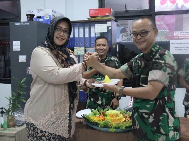 HUT Kota Tangerang ke-30, Danramil Berikan Tumpeng Ke Camat Batuceper