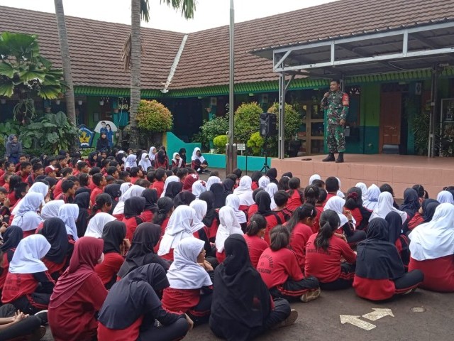 Army Go To School, Babinsa Kel. Tanjung Barat  Motivasi Siswa Rajin Belajar