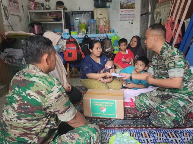 Koramil 04/Cengkareng Angkat Anak Stunting dan Berbagi Kepada Keluarga Stunting di Wilayah Binaan