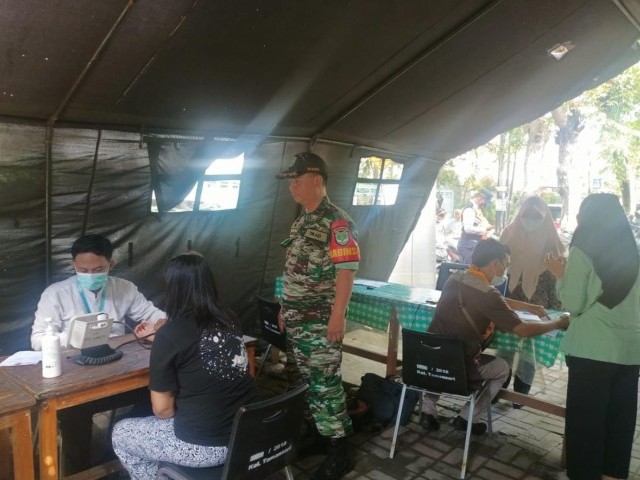 Serka Mukoddas Monitoring Kegiatan Serbuan Vaksinasi Koramil 01/Tamansari