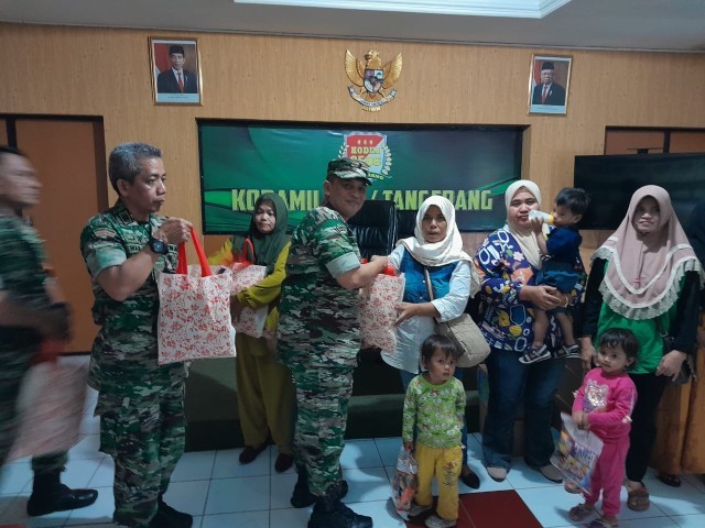 Jum'at Berkah Koramil 01/Tgr, Peduli Anak Stunting Berikan Sembako
