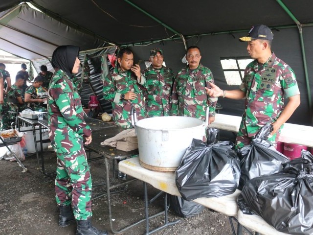 TINJAU KORBAN KEBAKARAN,DANREM 052/WKR PASTIKAN KESIAPAN POSKO PENGUNGSIAN DAN DAPUR UMUM