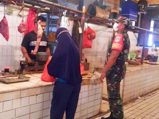 Pastikan Stabilitas Ekonomi, Babinsa Koramil 03/GP Turun Ke Pasar Slipi Cek Harga Sembako dan Komoditas 