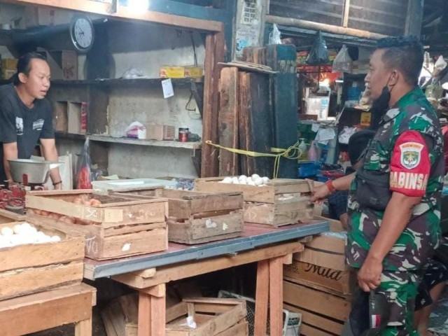 Harga Sembako Stabil, Pantau Babinsa Serda Apriyanto di Pasar Pecah Kulit