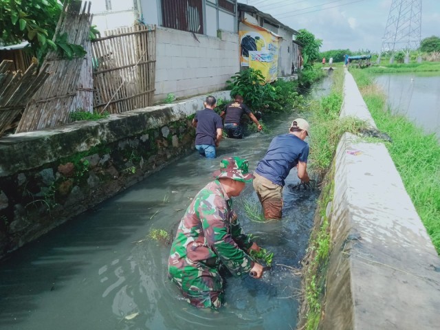 Sinergi Babinsa Koramil 10/Sepatan, Bhabinkamtibmas Dan Warga, Gotong Royong Bersihkan Saluran Irigasi