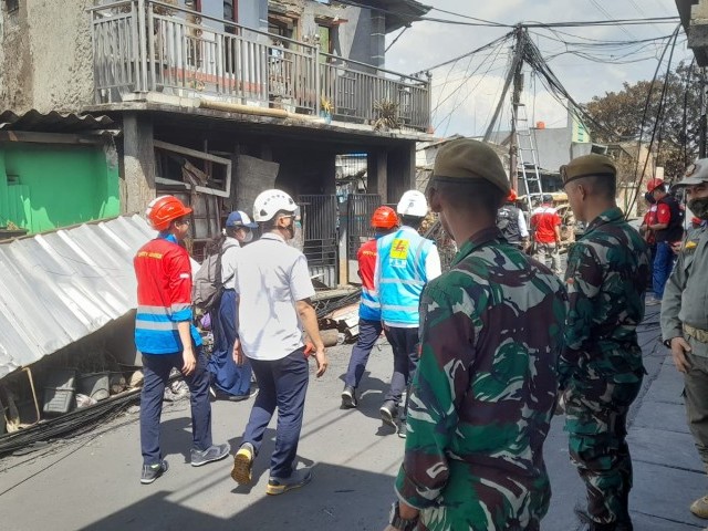 Prajurit Kodam Jaya Terus Amankan Lokasi Kebakaran Depo Pertamina Plumpang