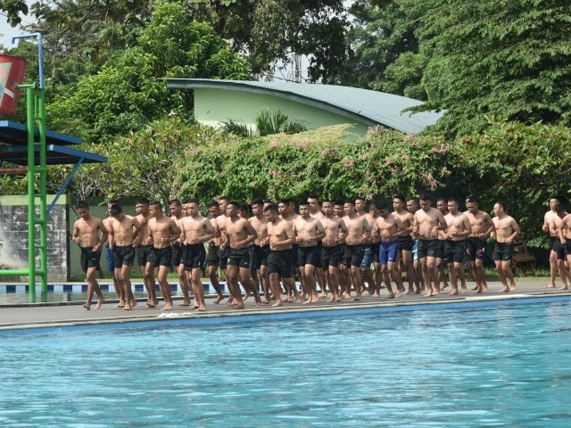 Latihan Renang Militer Dasar Yonif Mekanis 201/JY