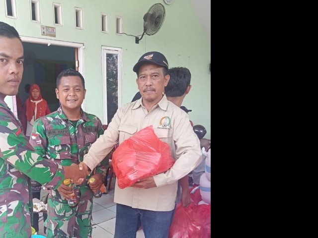Dapur Siaga Kodam Jaya Terus Berikan Bantuan Kepada Warga Di Pengungsian