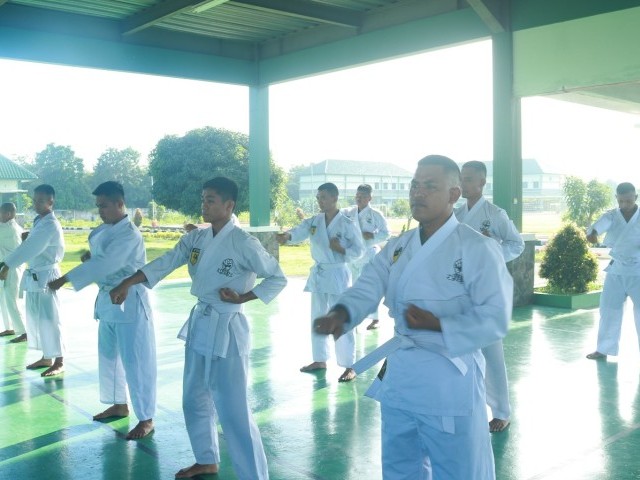 Satuan Brigkav 1/LA melaksanakan Latihan Karate Dalam Rangka Pembinaan Fisik Personel