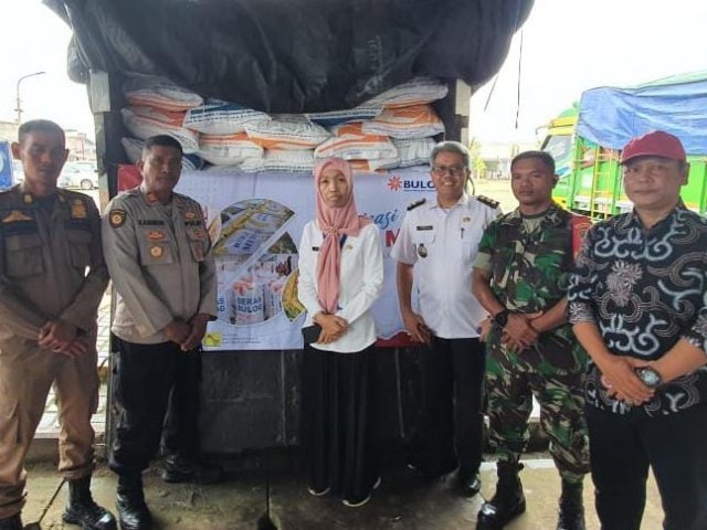 Tekan Harga, Babinsa Tigaraksa Hadiri Operasi Pasar