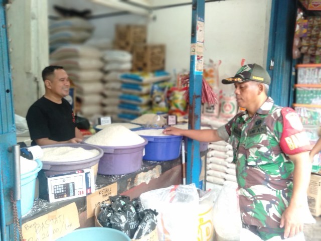 Harga Sembako Stabil,  Babinsa Serma Wadiknator Pantau Pasar Pecah Kulit