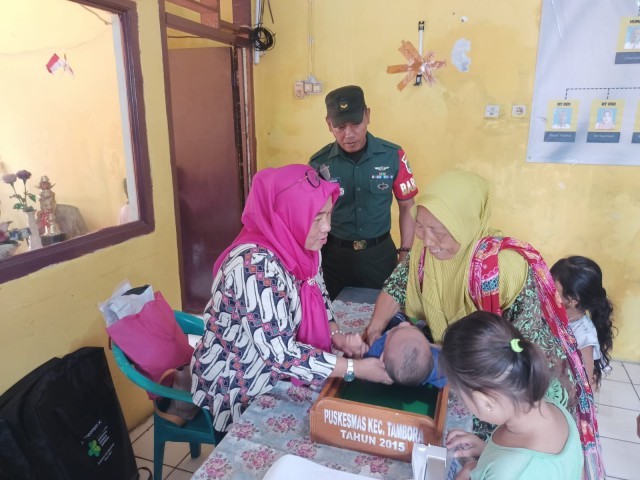 Sertu Edi S Saragih Bersama Serda Tri Nurhadi Lakukan Monitoring Giat Posbindu dan Posyandu