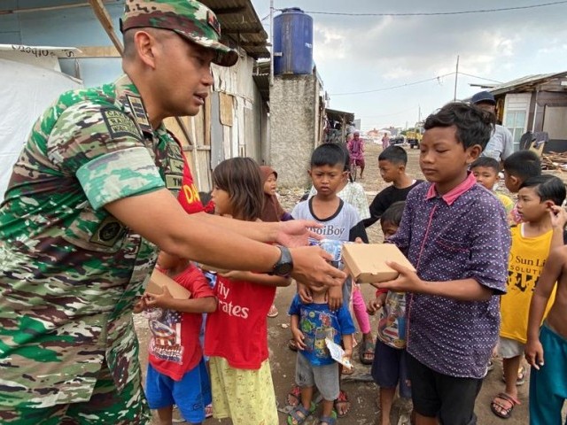 Koramil 04/Cengkareng Berbagi Makan Gratis Dengan Warga Kampung Klingkit Rawabuaya
