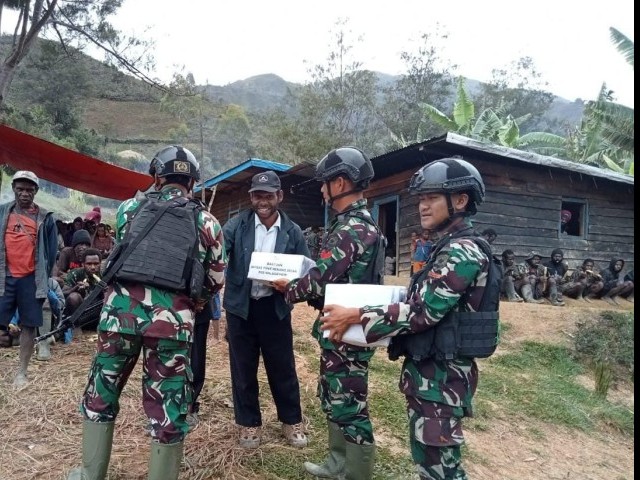 Bentuk Kepedulian Satgas Yonif Mekanis 203/AK hadir di tengah warga yang Berduka