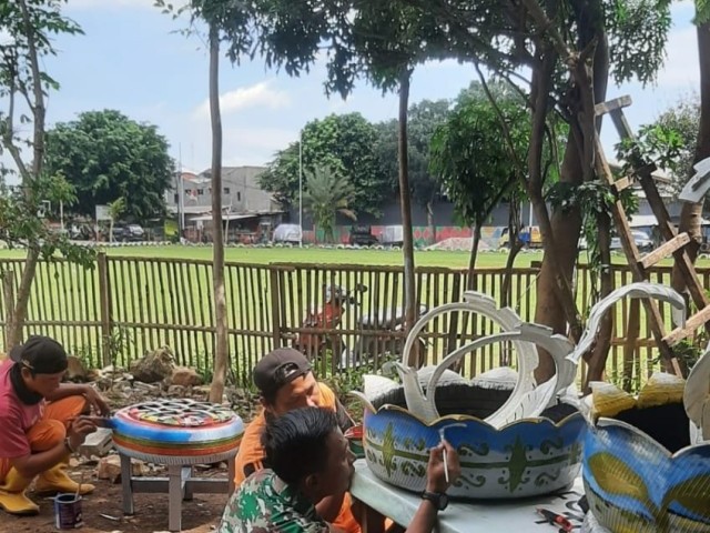 Babinsa Koramil 07/KB Sertu Yulianto ajak dan beri tauladan kepada PPSU untuk menata kawasan