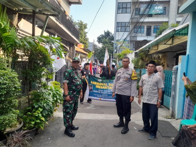 Babinsa Koramil 05/KJ Monitoring Kegiatan Karnaval Budaya Nusantara di Pesantren Darul Uchwah