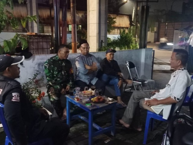 Sembari Ngopi Bareng, Babinsa Koramil 05/KJ Himbau Kamtibmas Saat Siskamling Wilayah