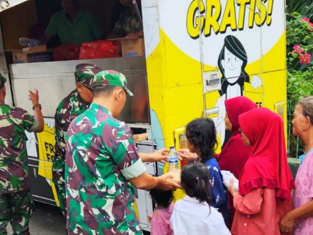 Jelang Puasa Ramadhan 1444 H, Koramil 03/GP Kembali Berbagi Ratusan Makan Gratis Untuk Warga Jatipulo