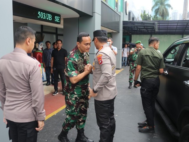 Pererat Sinergitas dan Tingkatkan Hubungan TNI - Polri, Kapolres Metro Jakarta Barat Kunjungi Kodim 0503/JB