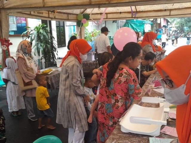 Dukung Program Kesehatan Posyandu Dan Posbindu, Babinsa Koramil 01/Tamansari Monitoring Kegiatan