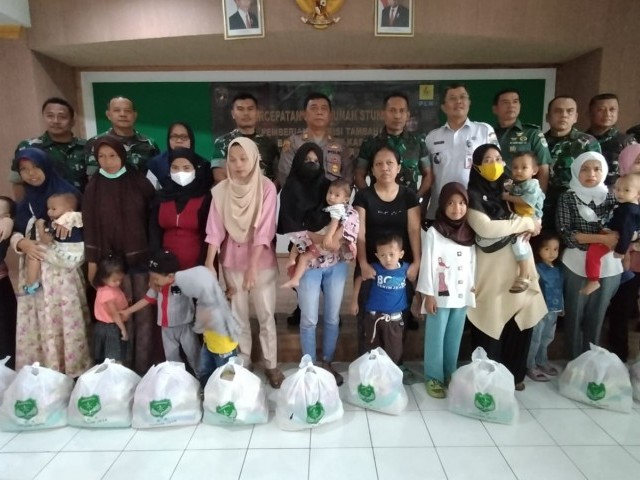 Percepatan Penurunan Stunting, Pemberian Nutrisi Tambahan Bantuan KASAD di Kodim 0505/JT