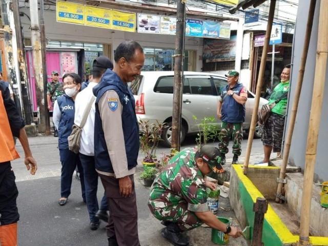 Bersama Tiga Pilar Tingkat Kel. Maphar, Babinsa Koramil 01/TS Gelar Penataan Gang Sempit