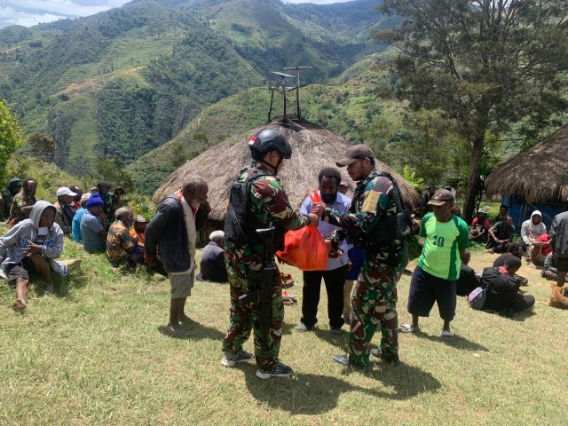 Personel Pos Balingga Satgas Yonif Mekanis 203/AK hadiri acara kedukaan di Distrik Balingga