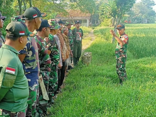Karya Bakti, Koramil 06/Tigaraksa Bergotong Royong Perbaiki Jembatan Penghubung Dua Desa