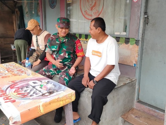 Jalin Hubungan Baik, Babinsa Peltu Ampa Uleng Komsos Dengan Tokoh Pemuda di Wilayah