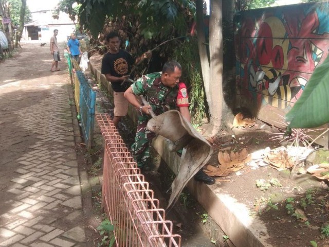 Babinsa Koramil 01/Tgr Karya Bakti Bersihkan Draenase di Lingkungan