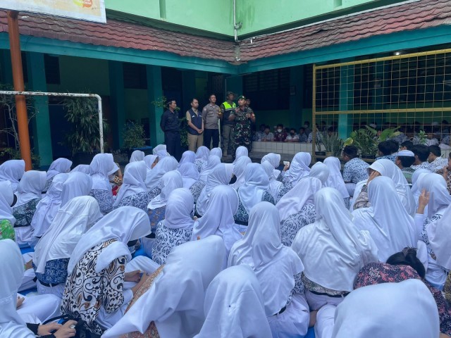 Wasbang Oleh Babinsa Koramil 01/Jatinegara, Hindari Tawuran dan Jauhi Narkoba