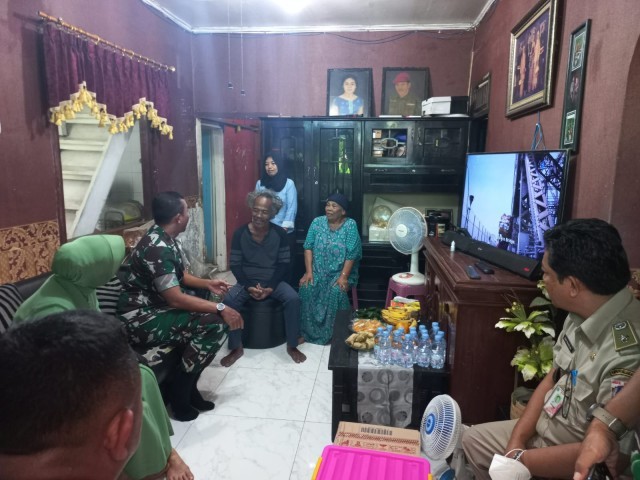 Wujud Empati, Danrem 052/WKR Berikan Santunan dan Tali Asih Kepada Anggota yang Sakit Menahun