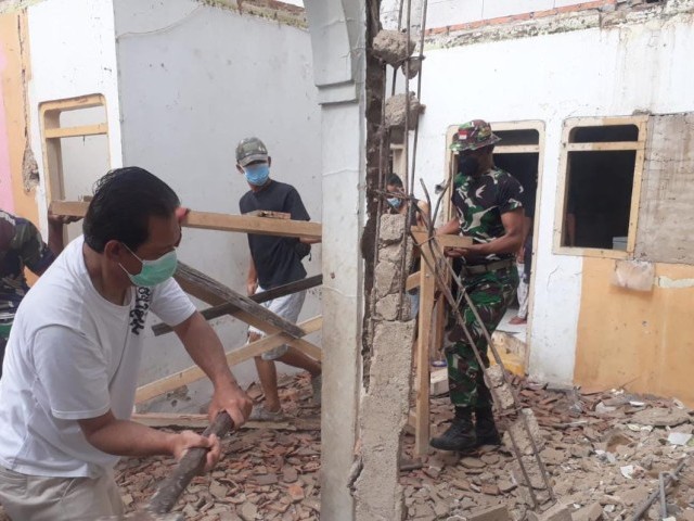Karya Bhakti, Koramil 05/Cpt Gotong Royong Bersama Warga Bedah Rumah Milik Ibu Sri Mulyati